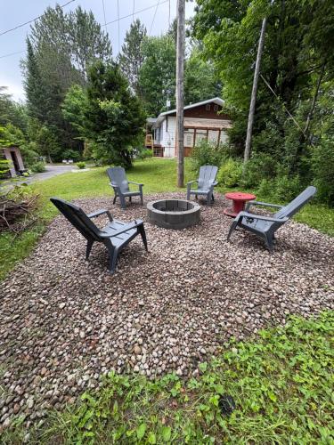 a group of benches sitting around a fire pit at Chalet Oh Deer ! Spa et bois pour feu inclus in Entrelacs