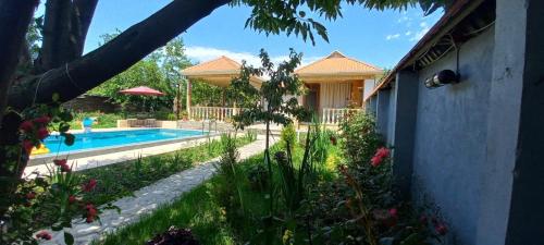 a house with a swimming pool in a yard at Mountain Hearth in Vǝndam