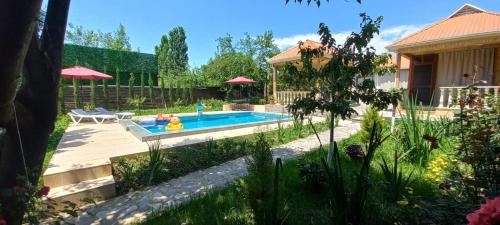 a backyard with a swimming pool and a house at Mountain Hearth in Vǝndam
