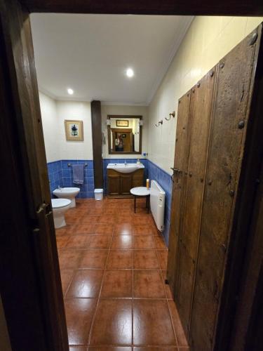 a bathroom with two toilets and two sinks at Casa Aurea in Begíjar