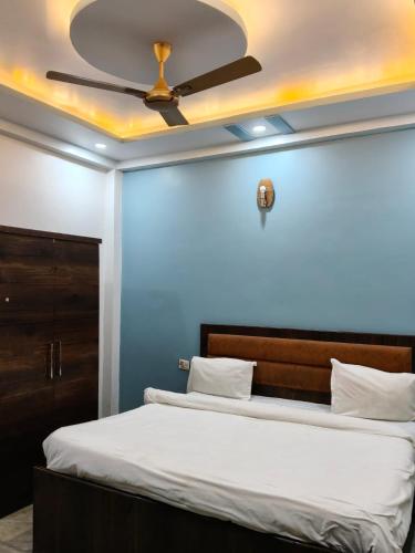 a bedroom with a bed with a ceiling fan at Hotel Downtown in Kānpur