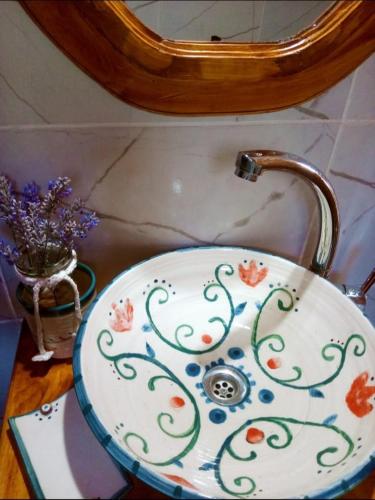 a sink in a bathroom with a mirror at Cabaña AmaNacer in San Esteban