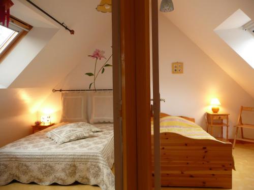 a bedroom with a bed and a flower on the wall at La Maison des Îles & Spa privatif in Baden