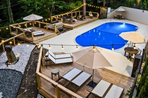 an overhead view of a pool with chairs and umbrellas at Forest Springs Resort in Eureka Springs