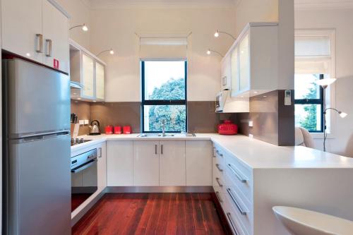 A kitchen or kitchenette at Burnie City Apartments