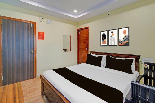 a bedroom with a large bed in a room at HOTEL O MYRAA INN in Surūrnagar