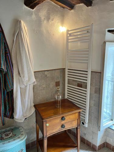 a bathroom with a wooden table in a room at La Casetta di Guido in Pitigliano