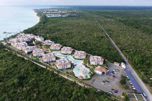 an aerial view of a resort next to the ocean at Appartamenti in Cadaques Caribe in Bayahibe