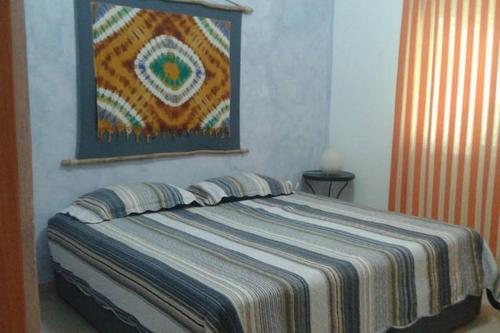 Un dormitorio con una cama con una manta. en Appartamenti in Cadaques Caribe, en Bayahibe