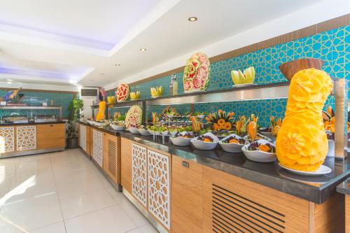 Makanan di atau berdekatan hotel
