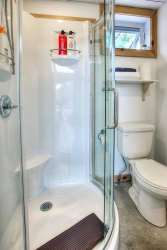 ein Badezimmer mit Dusche und Toilette in der Unterkunft Nature Getaway with Lake, Horseback Riding & BBQ in Sainte-Marguerite
