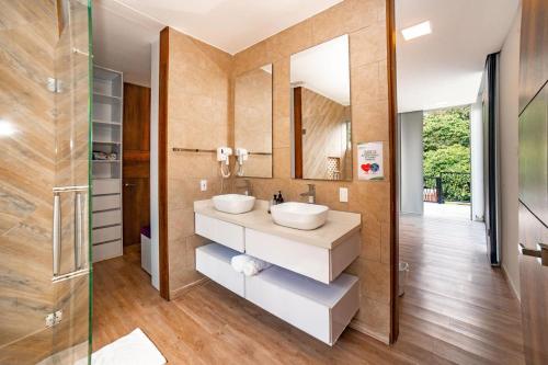 a bathroom with a sink and a mirror at Casa campestre en el Eje Cafetero in Circasia