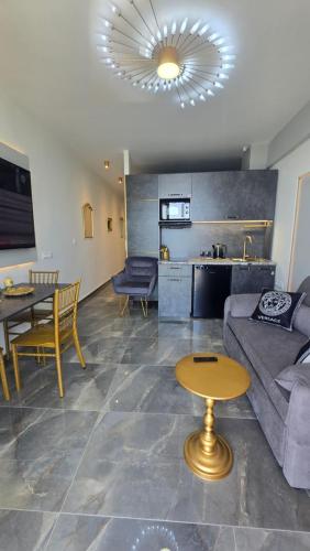Artisti Elena Thalassa Golden Suites 1