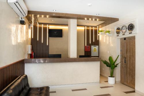 eine Lobby mit einer Bar und einem Ledersofa in der Unterkunft Win & Win Hotel & Casino Piura in Piura