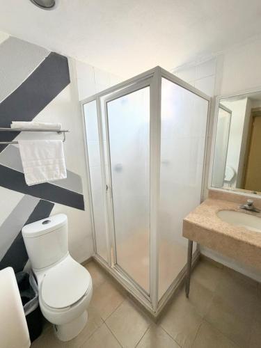 ein Badezimmer mit Dusche, Toilette und Waschbecken in der Unterkunft Hotel Nueva Zelanda in León