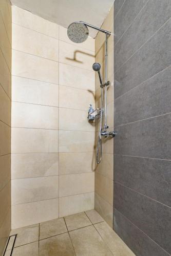 eine Dusche mit Duschkopf im Badezimmer in der Unterkunft Bobnarica in Grahovo