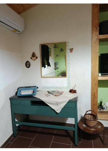 a desk in a room with a mirror at La casetta dei carciofi in San Fratello