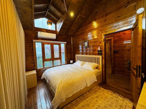a bedroom with a bed in a wooden cabin at اكواخ اليمامة in Al Baha