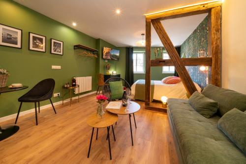 a living room with a couch and a bed at Le Nid d'HAG in Haguenau