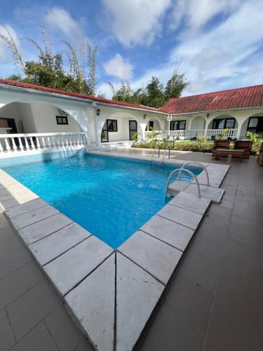 a swimming pool in front of a building at La Villa Eden in Pointe-Noire