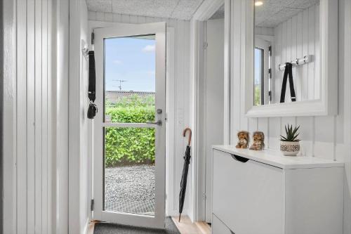 a hallway with an open door with an umbrella at FY147-Middelfart-Antaresvej-6 in Middelfart