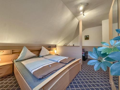 a bedroom with a bed in a room with a plant at Am Sonnenblick in Werda