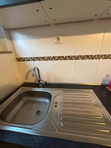 a kitchen sink with a faucet next to it at Monteurs Freund in Lotte