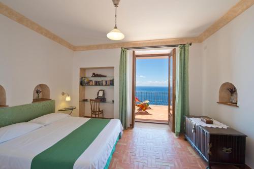 プライアーノにあるLe Terrazze di Antonio Sea Viewのベッドルーム1室(ベッド1台付)が備わります。