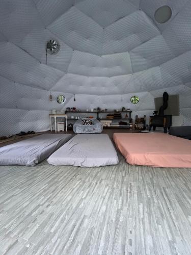 Un pat sau paturi într-o cameră la Le Dôme, nature, ressourcement et sauna