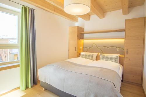 um quarto com uma cama grande num quarto em Ferienwohnung In den Bergen em Oberammergau