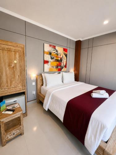 a hotel room with two beds and a table at Dana Homestay in Canggu