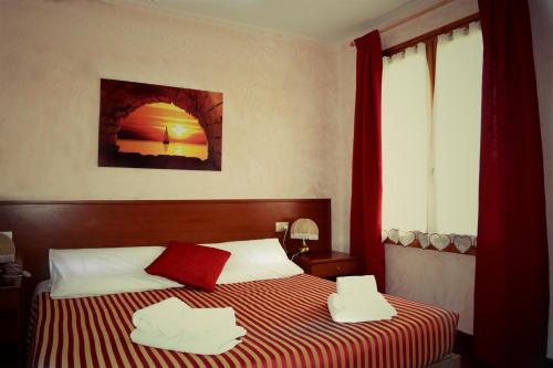 Un pat sau paturi într-o cameră la Hotel Al Bosco