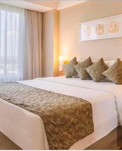 a hotel room with two beds and a window at Flat Executivo GRU Airport in Guarulhos