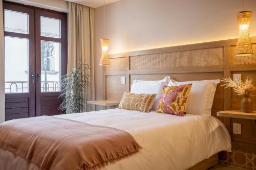 a bedroom with a large bed with pillows at Casa Bamba in Veracruz