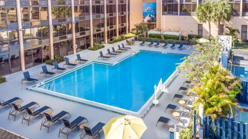 an overhead view of the pool at a hotel at Best Western Orlando Gateway Hotel in Orlando