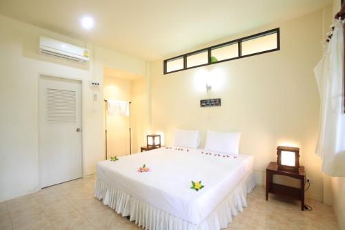 Ένα ή περισσότερα κρεβάτια σε δωμάτιο στο Koh Mook Rubber Tree Bungalows