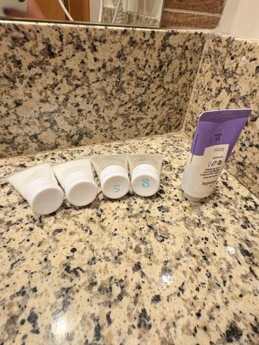 a counter with a razor and a bottle on it at Intercity - Apartmento 412 in Manaus