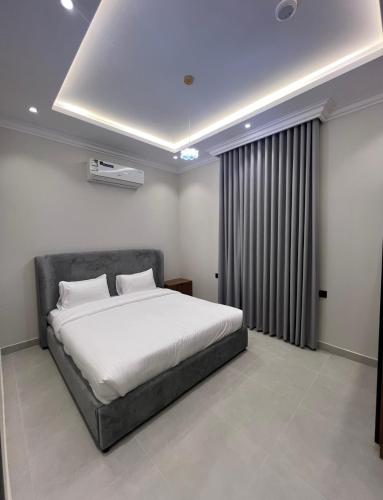 a bedroom with a large bed in a room at شقق فاخرة in Mahlal