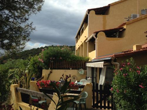 un bâtiment avec une table et des chaises dans une cour dans l'établissement Panoramic Seaview studio Tiuccia, à Casaglione