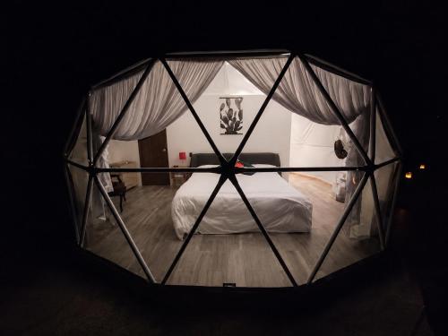 a room with a bed in a glass dome at Romantic Dome & French Cuisine in Jantetelco
