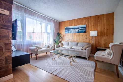 a living room with a couch and a table at Refuge urbain du Trait-Carré in Laval