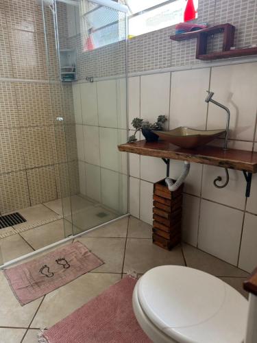 a bathroom with a shower with a toilet and a sink at Aconchego Ebenézer in Praia de Provetá 