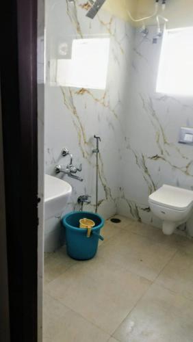 a bathroom with a toilet and a tub next to a sink at SAAI Rosorts iin Yercaud in Yercaud