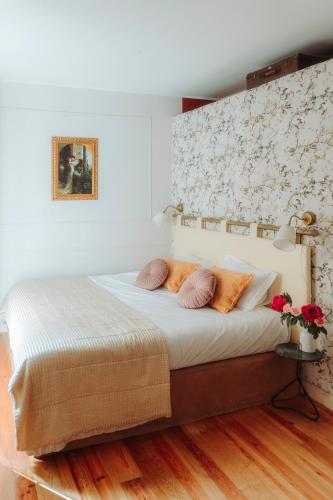 a bedroom with a bed with pillows on it at Villa Luxa in Sintra
