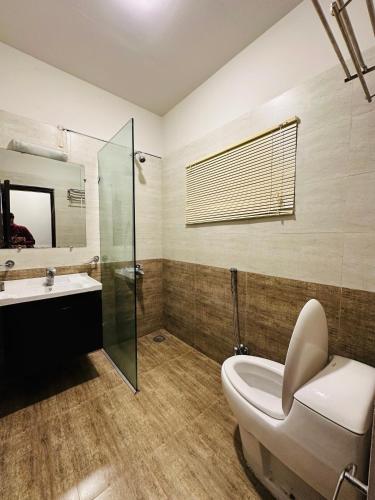 ein Badezimmer mit Toilette, Waschbecken und Spiegel in der Unterkunft On Cloud Resort in Murree