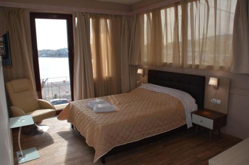 En eller flere senge i et værelse på City Point Chios