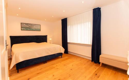 a bedroom with a large bed and a window at Wattknistern in Garding