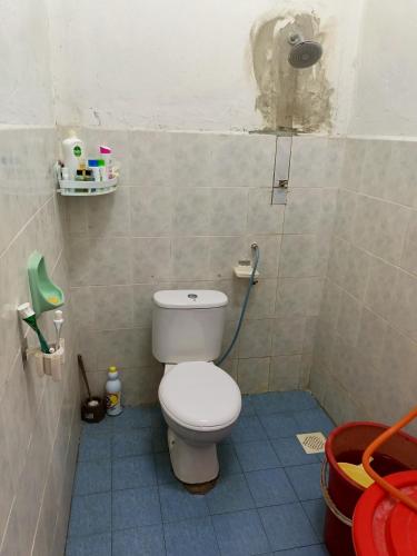 a bathroom with a toilet and a dog on the wall at Homestay Rumah Inap ABC Semi-D in Pasir Mas