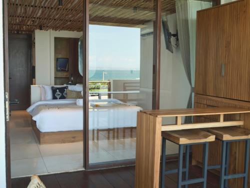 ein Schlafzimmer mit Bett und Meerblick in der Unterkunft Casa Sol Hotel in Canggu