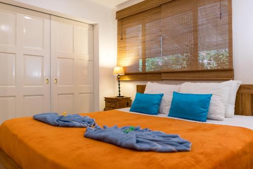 2 handdoeken op een bed in een slaapkamer bij Cas Elizabeth in Palm-Eagle Beach